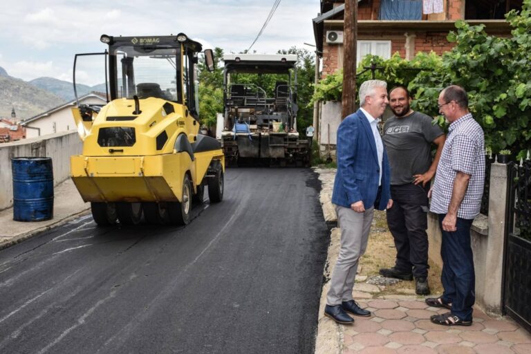 Продолжува асфалтирањето на улици во општина Прилеп