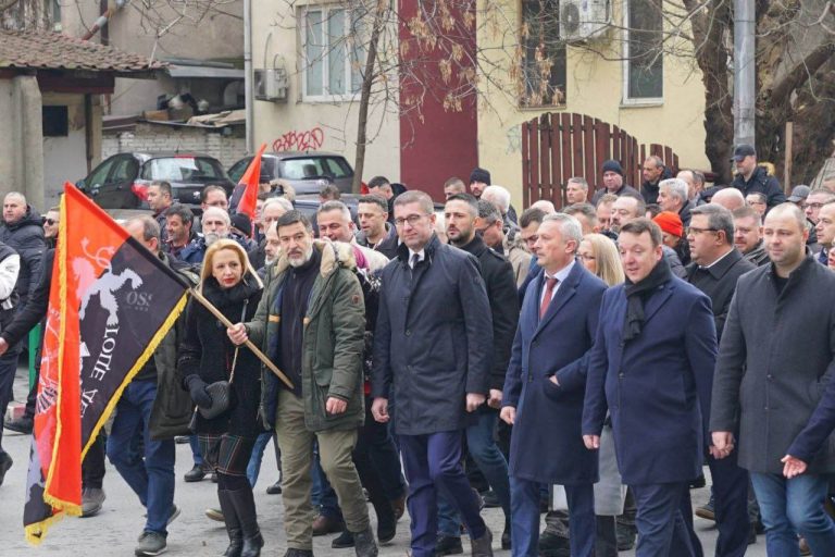 Делегација на ВМРО-ДПМНЕ предводена од Христијан Мицкоски оддаде почит пред гробот на Гоце Делчев