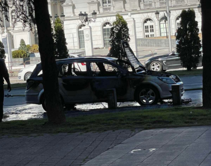 Возило експлодира пред влада