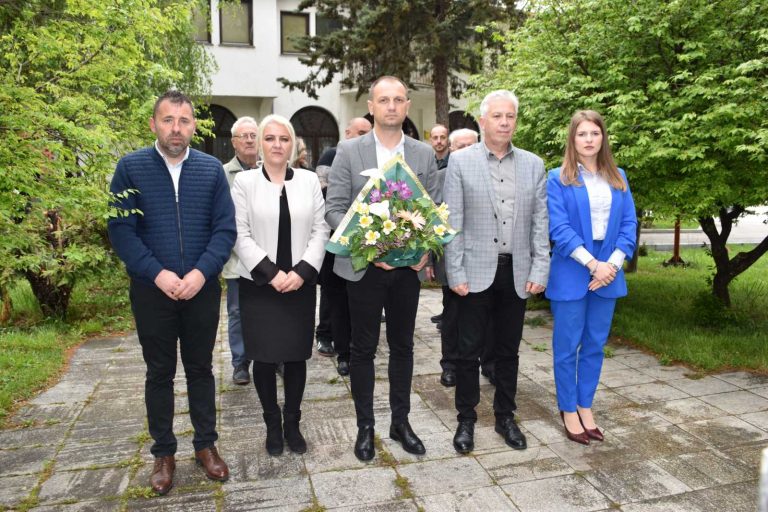 Одбележан 4ти Мај на спомениците на Гоце Делчев и Пере Тошев во Прилеп