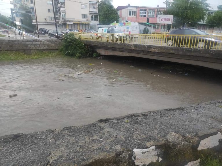 После обилните врнежи во Прилеп, ситуацијата ставена под контрола