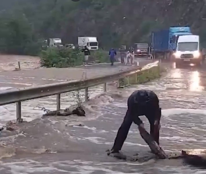 Одрони кај Плетвар, сообраќајот Прилеп-Росоман во прекин од поплавите (ВИДЕО)