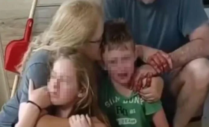 Страшно видео, Хамас киднапира семејство и убива едно дете! (18+)