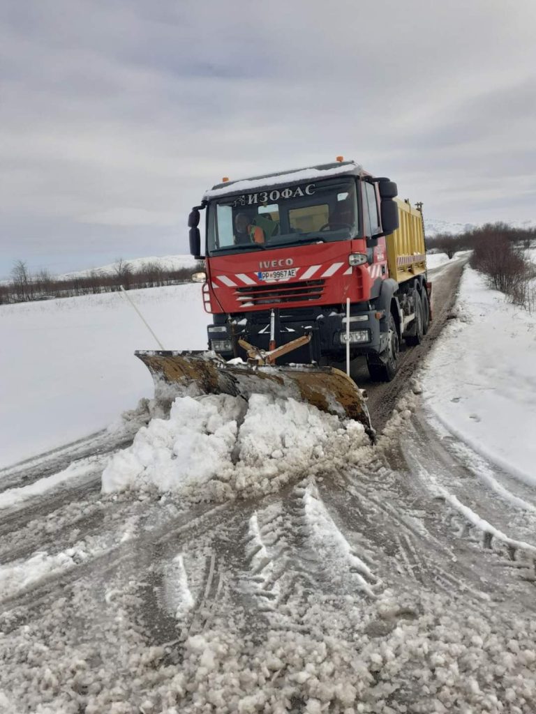Службите за зимското одржување, континуирано се на терен и го чистат снегот на патиштата во Прилеп