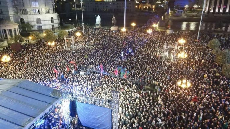 СДСМ тоне кон пропаст, ДУИ со 4 пати повеќе народ на митингот во Скопје