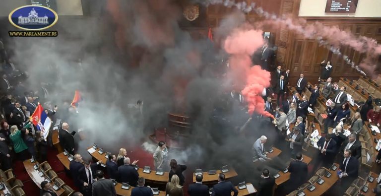 27 Април во Србија Тепачки, димни бомби – Немири во српското Собрание
