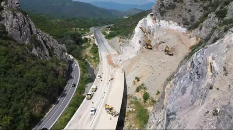 Се отстрануваат опасни карпи на експресниот пат Фариш-Дреново