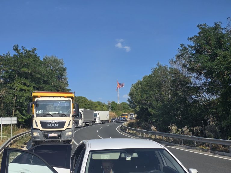 Затворен патот на Плетвар – запален камион