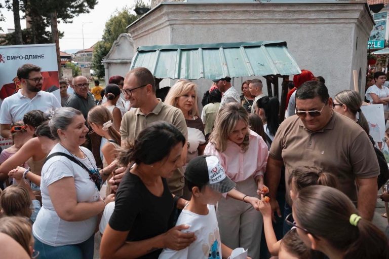 Унијата на жени при ВМРО-ДПМНЕ подели 500 пакетчиња со училишен прибор за почеток на новата учебна година