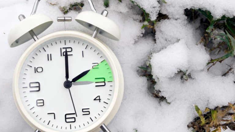 Ноќеска почнува зимското сметање на времето