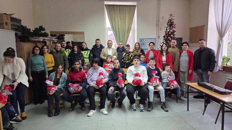 Полициски службеници од одделението за сообраќајна полиција поделија повеќе од 100 новогодишни пакетчиња